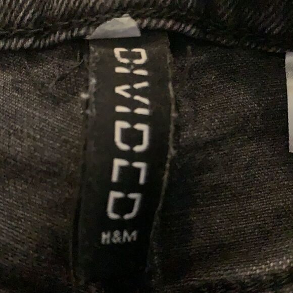 H&m black denim cut off shorts five pockets zipper front 2 inch inseam - Picture 7 of 9